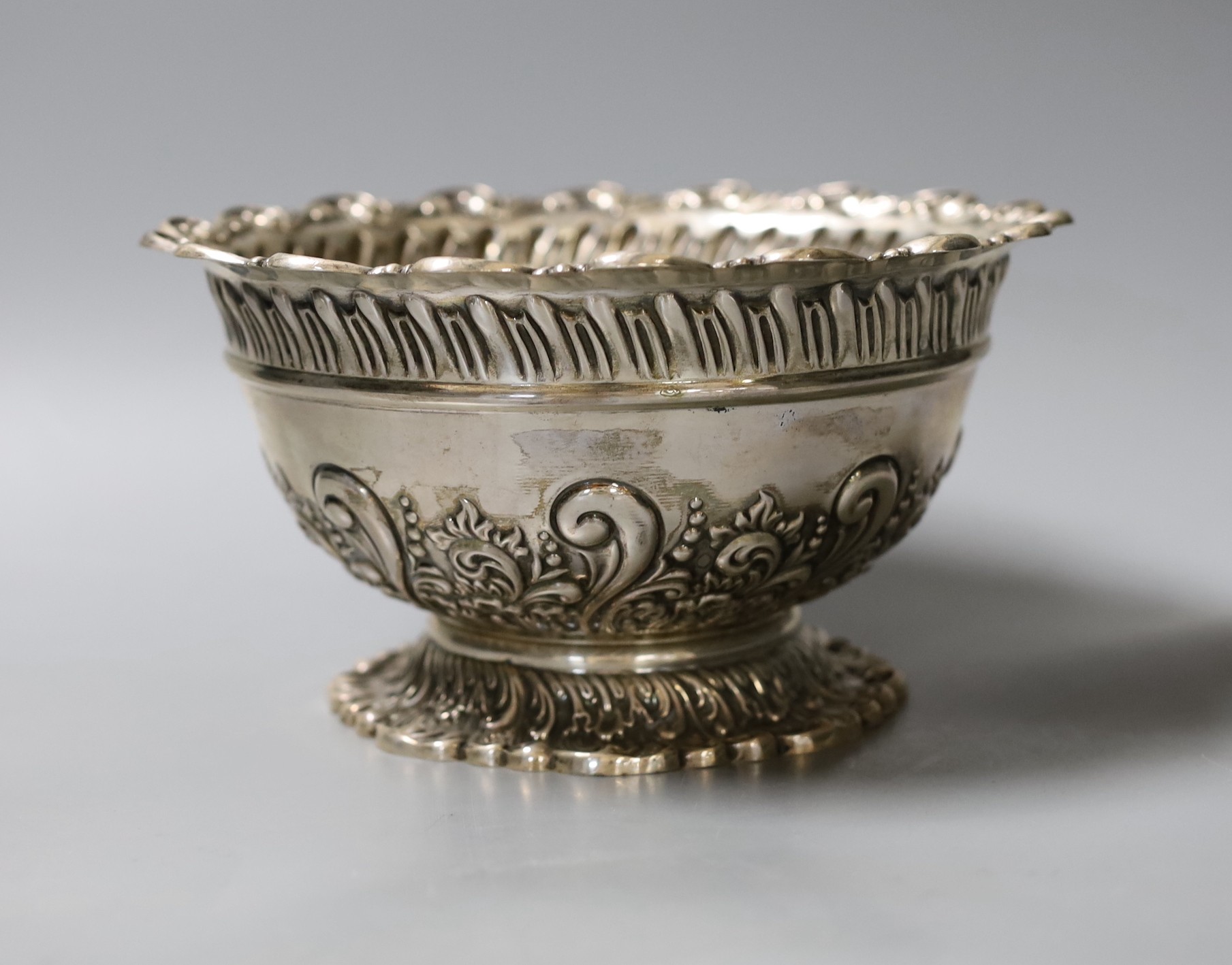 A later Victorian repousse silver bowl, Fenton Brothers Ltd, Sheffield, 1898, diameter, 20.5cm, 13.9oz.